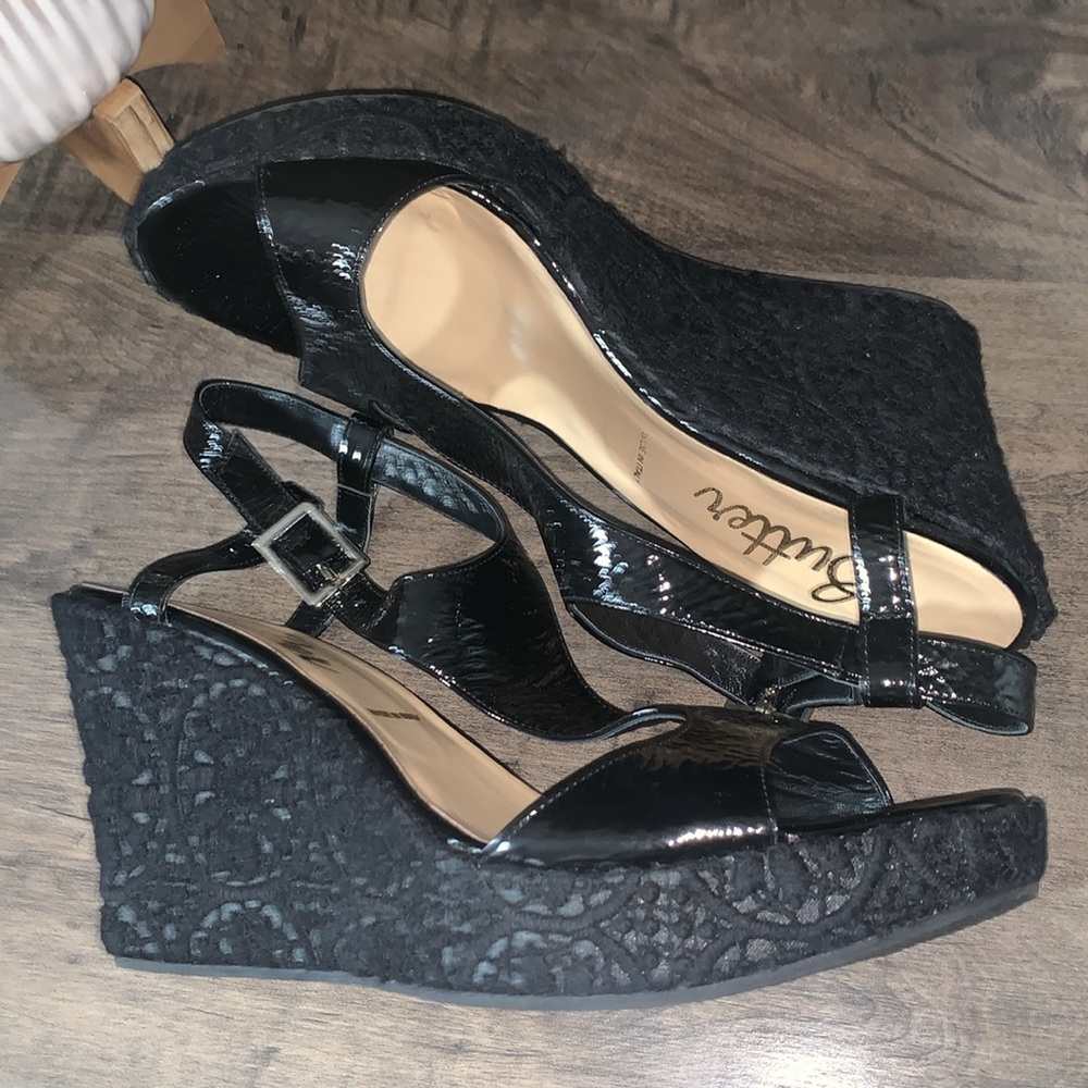 NWOT BUTTER BLACK PATENT LEATER AND CROCHET WEDGE